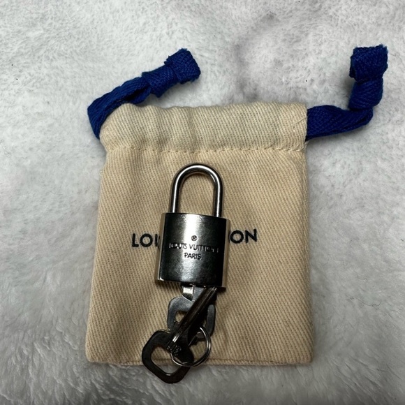#301 rare Louis Vuitton Silver Lock and keys with Dustbag - Picture 3 of 4